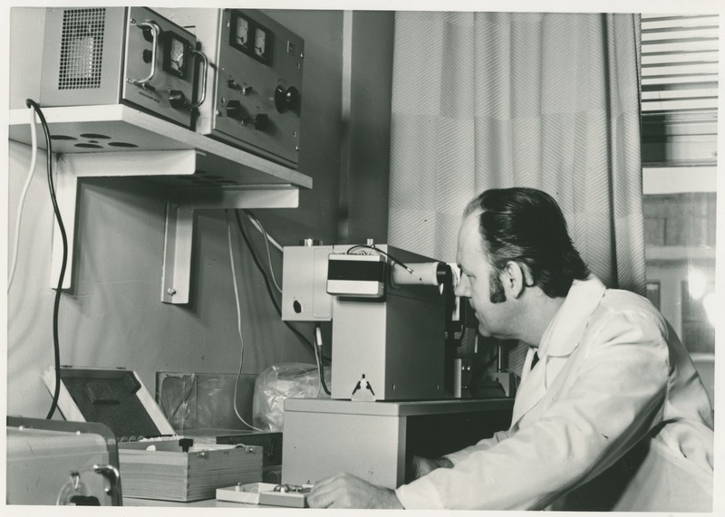 TPI anorgaanilise keemia kateedri juhataja tehnikateaduste doktor prof. Mihkel Veiderma kõrgetemperatuurilise mikroskoobi juures töötamas, 1976.a.