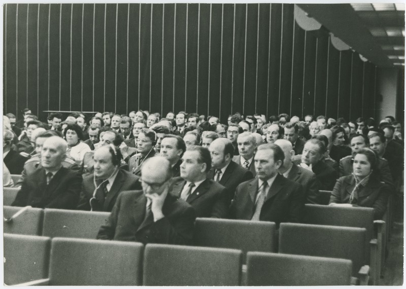Parteikoosolek TPI aulas, esireas istub teadusprorektor H. Lepikson, teises reas paremalt haldusprorektor H. Eesmaa, õppeprorektor H. Tiismus, 1973/1974.õ.a., foto: P. Raukas