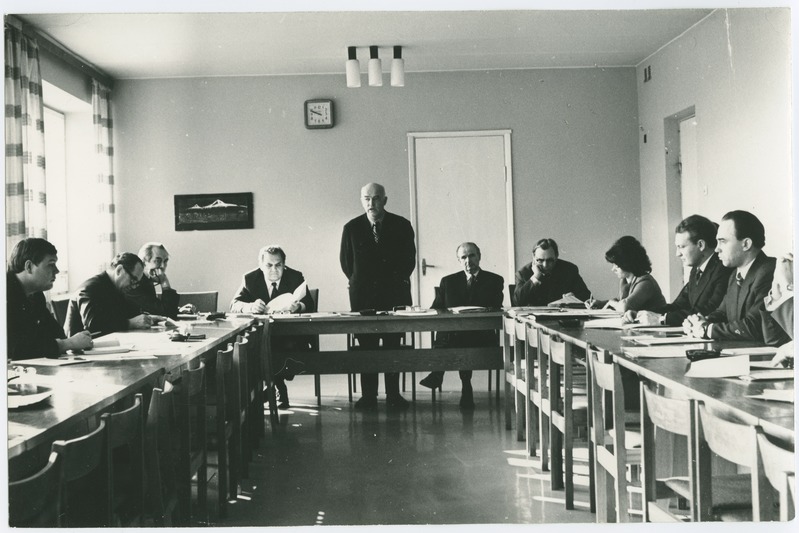 TPI rektoraadi nõupidamine, seisab rektor A. Aarna, vasakul õppeprorektor H. Tiismus, paremal teadusprorektor H. Lepikson, 1.apr. 1975.a.