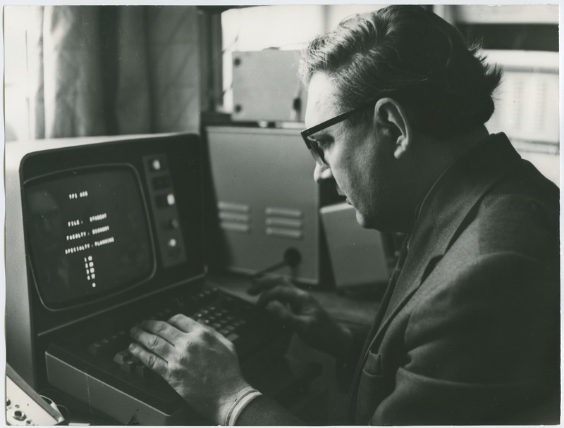 TPI arvutuskeskuse teaduslik juhendaja, dotsent Leo Võhandu töötamas, 13.mai 1975.a.