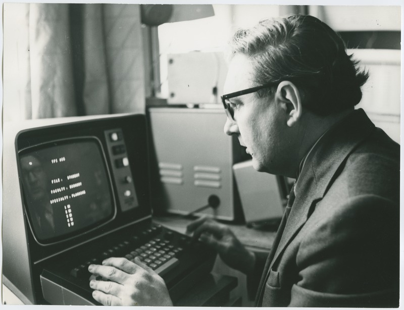 TPI arvutuskeskuse teaduslik juhendaja, dotsent Leo Võhandu töötamas, 13.mai 1975.a.