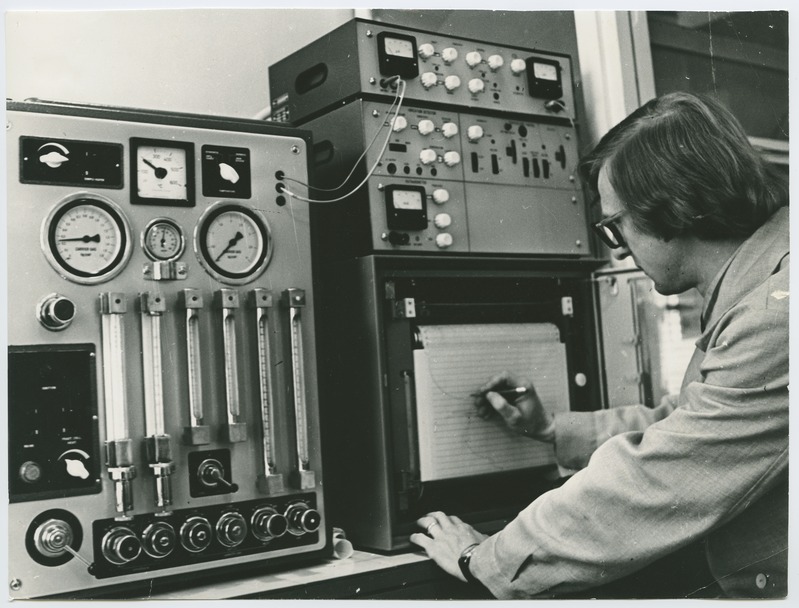 TPI orgaanilise keemia kateeder, assistent Anti Viikna alküülresortsiinide segu ekstraktsioonil lahutamas ja analüüsi tegemas, 1975.a.