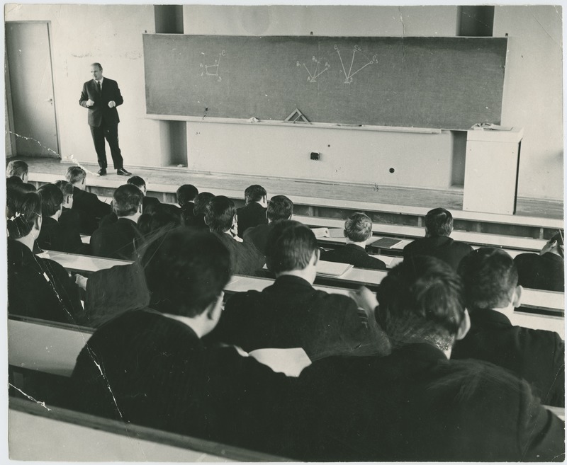 TPI teadusprorektor prof. Heino Lepikson loengul, 1975.a.