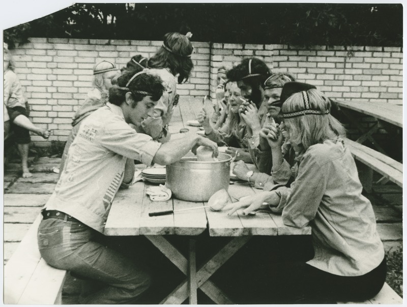 EÜE rühm lõunastamas, 1975.a.