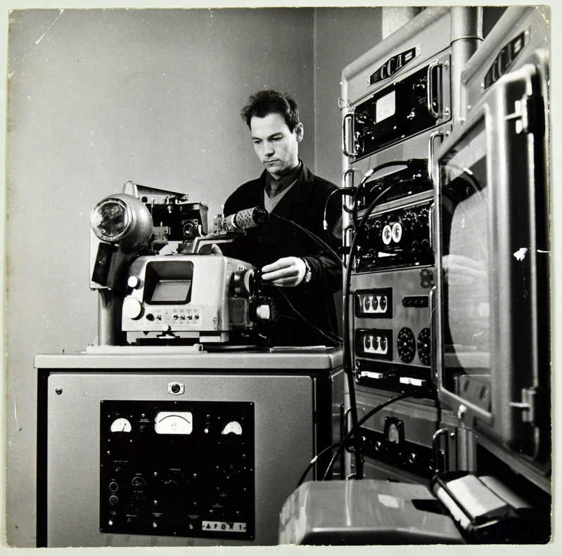 TPI aspirant M. Evert röntgeni analüüsi tegemas, 1969.-1970.a.