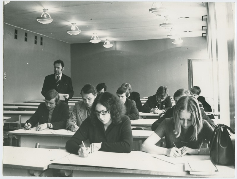 TPI soojusenergeetika kateedri juhataja prof. Arvo Ots loengul elektroenergeetika teaduskonna üliõpilastele, Kalinini 116, 13.mai 1975.a.