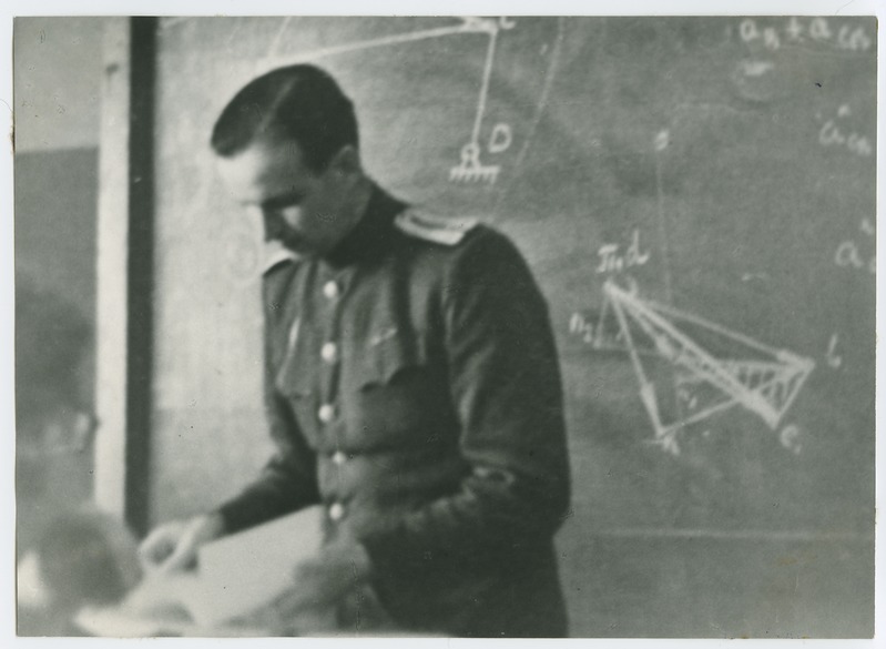 TPI vanemõpetaja Heino Lepikson (kaardiväekapteni vormis) loengul, 1946.a.