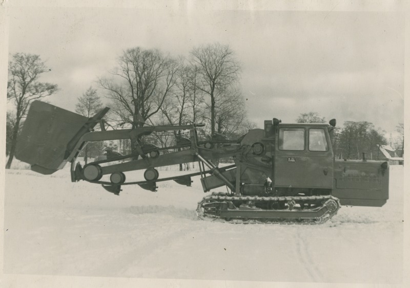 TPI mehaanikateaduskonna dotsendi Eugen Soonvaldi poolt maaparandustööde jaoks loodud kett-tranšee-ekskavaator 1959.a. (selle eest sai NL riikliku laureaadi preemia 1962.a. ja Nõukogude Eesti preemia 1970.a.)