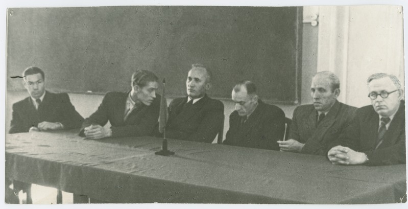TPI Nõukogu koosolek, laua taga istuvad (vasakult): E. Soonvald, H. Gross, L. Schmidt, E. Kangur, H. Laul, H. Muischneek, 1951.a.