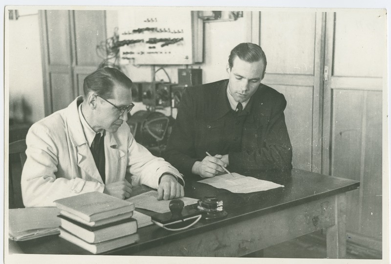 TPI elektrisüsteemide eriala üliõpilane O. Terno eksamit sooritamas dotsent. H. Riikoja juures, 1950.-ndad a.