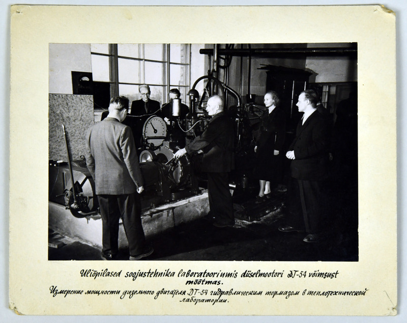 Üliõpilased TPI soojustehnika laboratooriumis diiselmootori DT-54 võimsust mõõtmas, 1956.a.