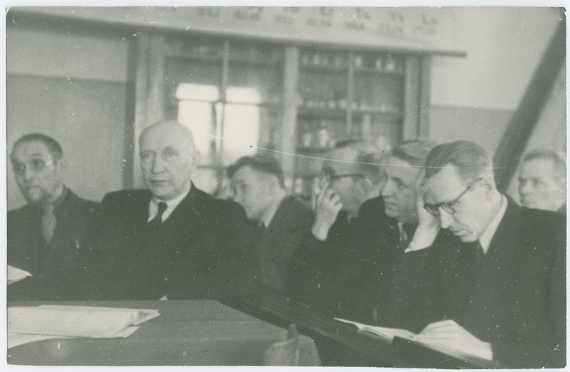 TPI keemia-mäeteaduskonna riiklik eksamikomisjon, laua taga istuvad prof. J. kark ja prof. P. Kogerman, 1.reas istuvad : 2) dots. B. Torpan, 3) dots. Arro, 4) prof. H.Raudsepp, 1947/48.õ.a.
