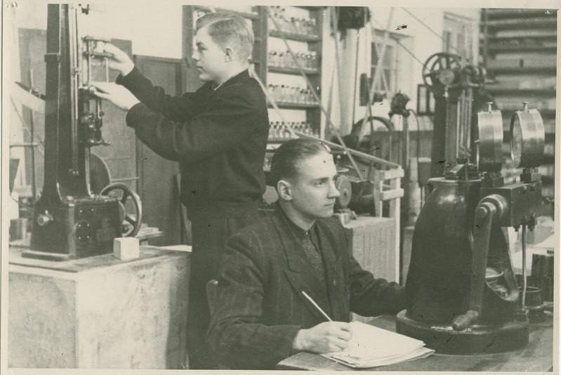 Ehitusteaduskonna üliõpilased komnoored E. Paalman ja E. Teedla praktikal, 1953.a.