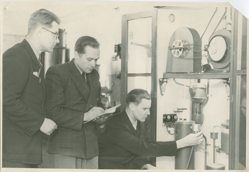 Dotsent Ilmar Öpik ja üliõpilased V. Sinivee (H. Vaher ?) ja U. Soodla Junkers gaasi kalorimeetril gaasi kütteväärtust määramas, 1953.a.