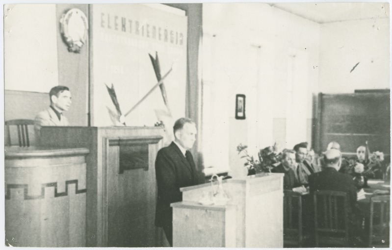 Enno Siirde TPI teadusliku nõukogu ees kaitsmas esimesena ENSV-s tehn.teaduste kandidaadi kraadi teemal "Ratifikatsiooni astme sõltuvus kolonni konstruktsioonist ja töörežiimist", 1. juuli 1946.a.