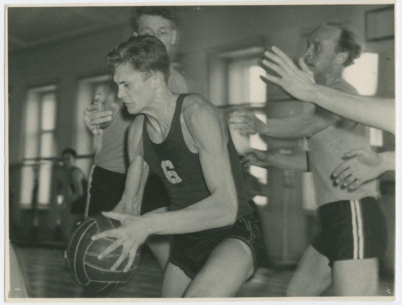 Maailmameister korvpallis Priit Tomson TPI õppejõudude "rõngas"