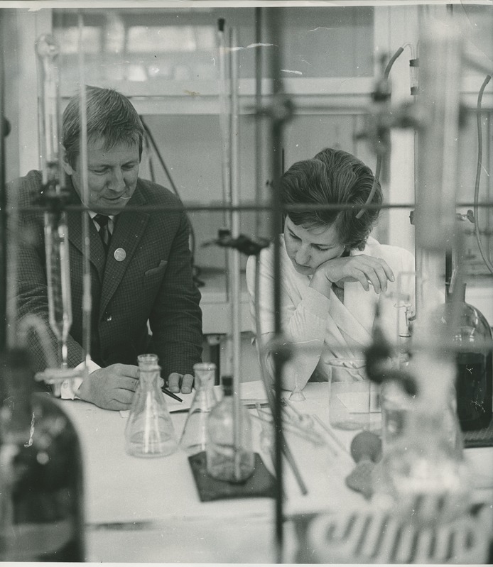 TPI sanitaartehnika probleemlabori teaduslik juhendaja tehnikadoktor prof. Harald Velner  koos naiskolleegiga laboris, 1972.a.