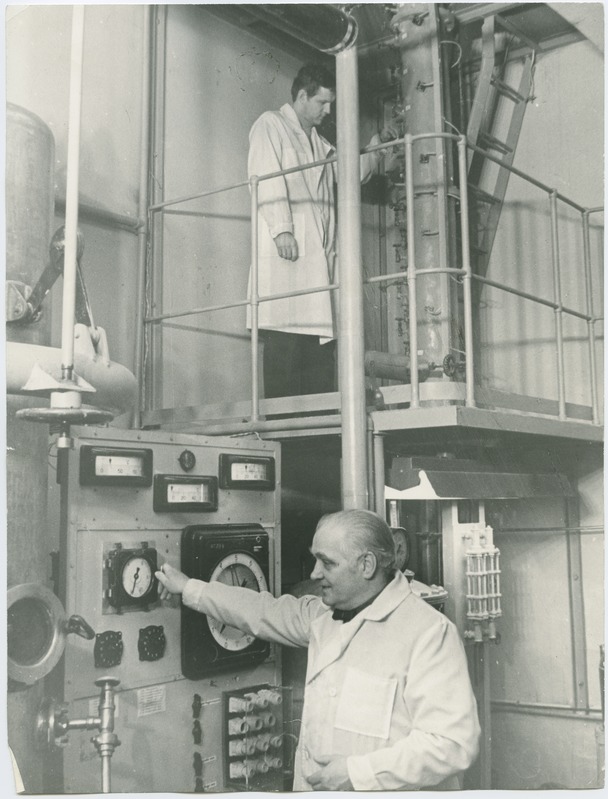 TPI keemiatööstuse protsesside ja aparaatide laboratooriumis, assistent Enn Tali ja dotsent Edvard Luhakooder, 1972/1973.a.