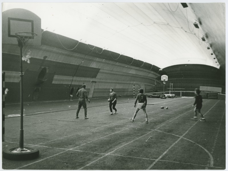 TPI kilehall, üliõpilased palli mängimas, 1974.a.