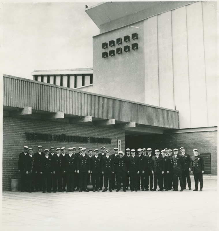 TPI meeskoor peahoone ees Mustamäel, 1975.a.
