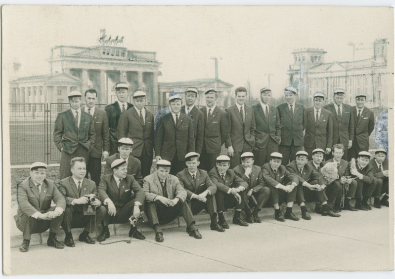 Grupp meeskoori lauljaid Berliinis Brandenburgi väravate juures, 1960.-ndad a.