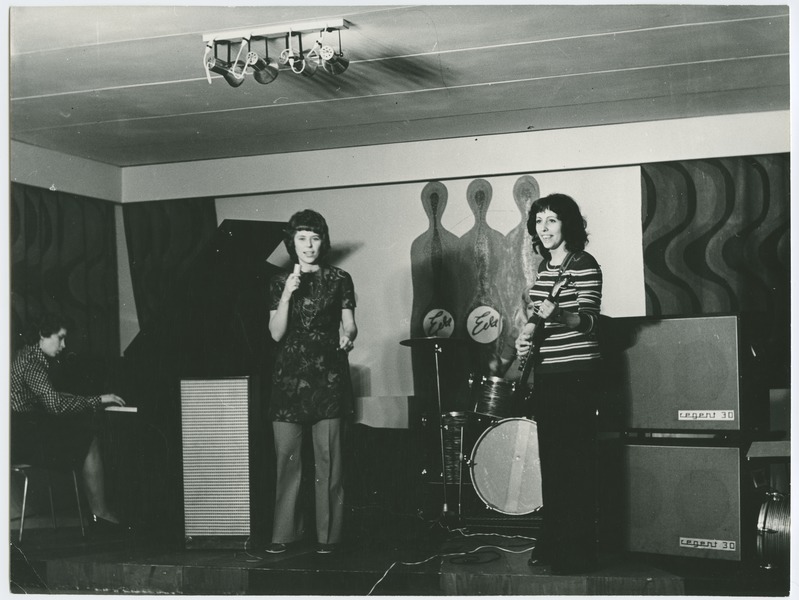 Üliõpilasklubi "Eva", naissolist esinemas, 1974.a.