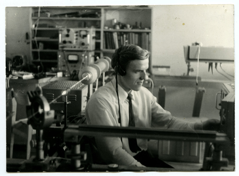 TPI raadiotehnika kateedri vaneminsener Andres Taklaja laserit häälestamas, 1970.-ndad a.