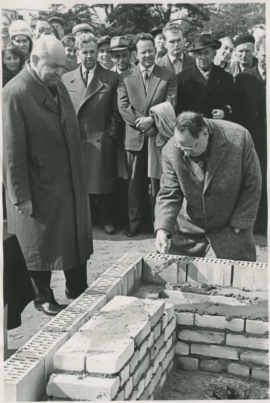 TPI uue peahoone nurgakivi panek, esiplaanil rektor Agu Aarna ja EKP KK I sekretär J. Käbin,kes asetab paika nurgakivi, 23.mai 1962.a.