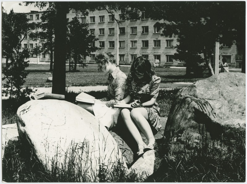 TPI uus ühiselamu Akadeemia teel, välivaade, esiplaanil 2 tütarlast õues õppimas, 1970.-ndad a.