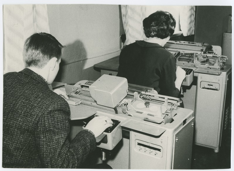TPI majandusteaduskonna raamatupidamise eriala II kursuse üliõpilased perfomasinal töötamas, 1970.-ndad a.