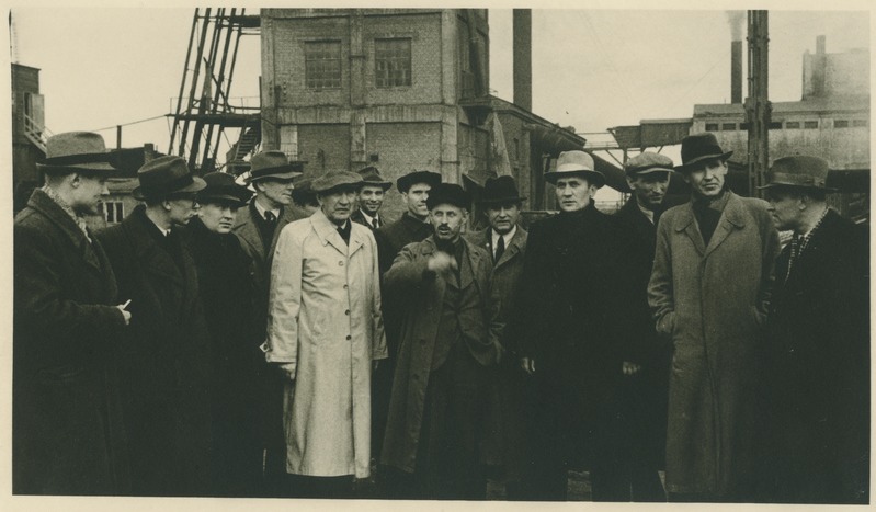 TPI keemikud ekskursioonil Kiviõlis, vasakult: 1) I. Öpik, 3) E. Siirde, 4) Mihelis (?), 5) prof. Kogerman, 8) Nikolajev, 9) dots. L. Kalman, 10) dots. L. Schmidt, 11) dots. E. Rannak, 12) dots. H. Raudsepp, 13) dots. A. Aarna, 25.sept. 1948.a.