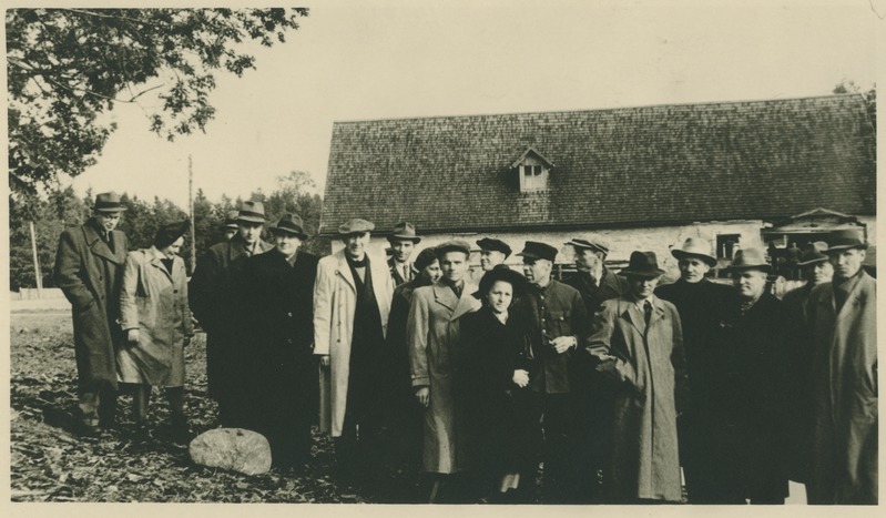 TPI keemikud teel Kiviõlisse ekskursioonile, peatus Narva maanteel, grupipilt, sept. 1948.a.