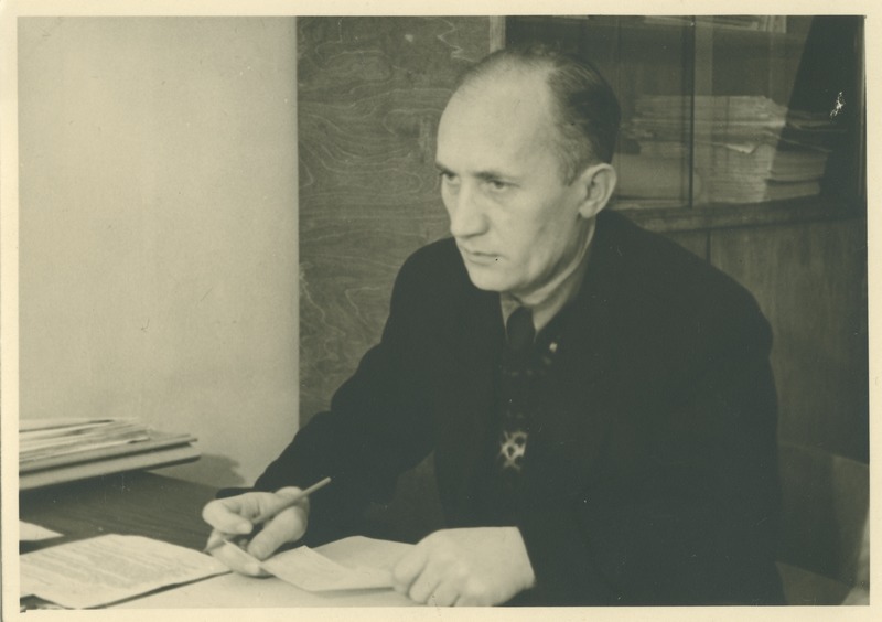 Dotsent Ludvig Schmidt oma töölaua taga, 1948.a.
