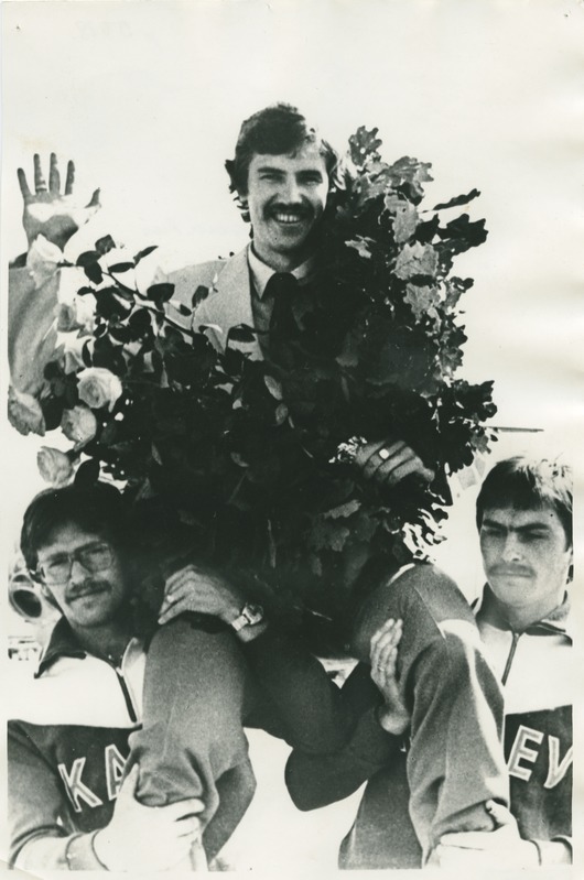 Olümpiavõitja Viljar Loor tammepärjaga saabumas Tallinna, 7.aug. 1980.a.