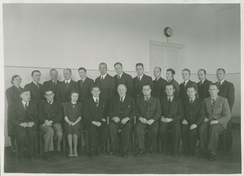 TPI tugevuslaboratooriumi koosseis koos Loodusvarade Instituudi ehitusmaterjalide osakonna töötajatega, esireas keskel istub O. Maddison, mai 1941.a.