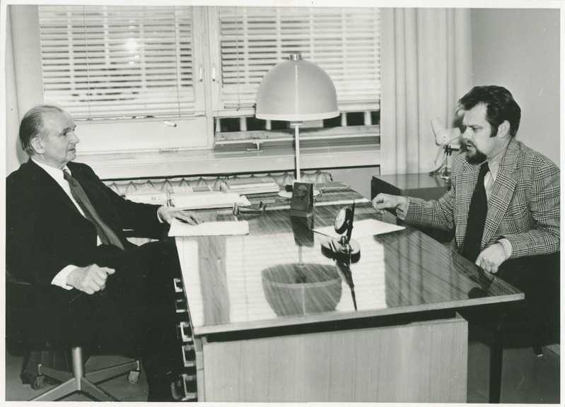 TPI teadusprorektor Heino Lepikson ja teadusliku uurimise sektori juhataja Jüri Tanner laua ääres vestlemas, 1979