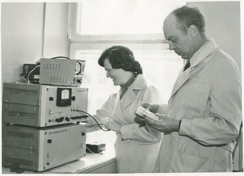 TPI anorgaanilise keemia kateedri õppejõud dotsendid V. Kallast (paremal) ja E. Talimets, 1978.a.