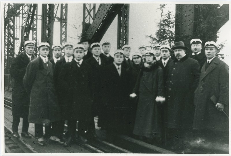 Tallinna Tehnikumi üliõpilased ja prof. O. Maddison abikaasaga Narva raudteesilla avamisel 1923.a. lõpul