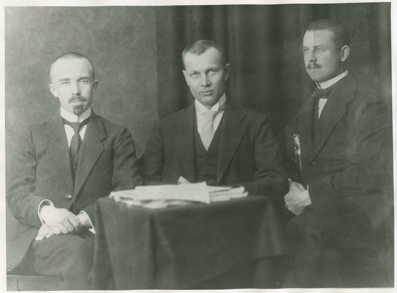Eesti Tehnika Seltsi ajakirja toimetus, vasakult: J. Annusson, H.W. Reier, A. Bürger, 1920.-ndad a.