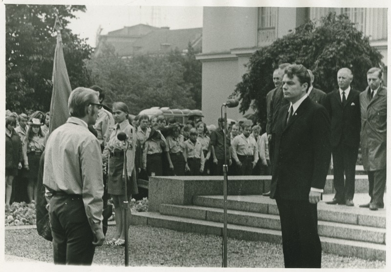 Ehitusmaleva avamine, EÜE komandör P. Vähi raporteerimas ELKNÜ KK I sekretärile Aare Purgale, 1971.a.