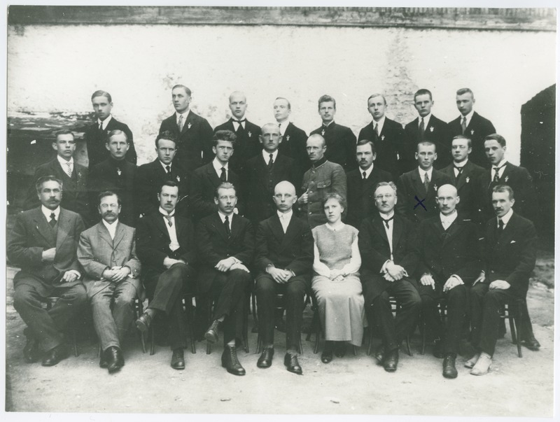 Rakvere gümnaasiumi lõpetajate grupipilt, Elmar Etverk 2.reas paremalt kolmas, kevad 1920.a.