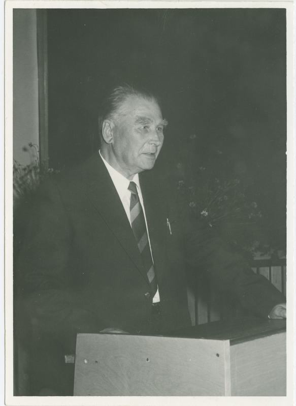 Elmar Etverk oma 75.a. juubelil kõnet pidamas, 1974.a.