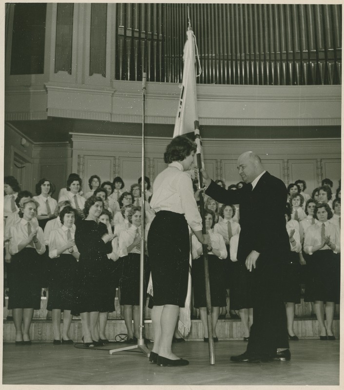 TPI Akadeemilise Naiskoori  aastapäeva kontsert "Estonia" kontserdisaalis,lipu annab üle rektor Agu Aarna, 1960.-ndad a.