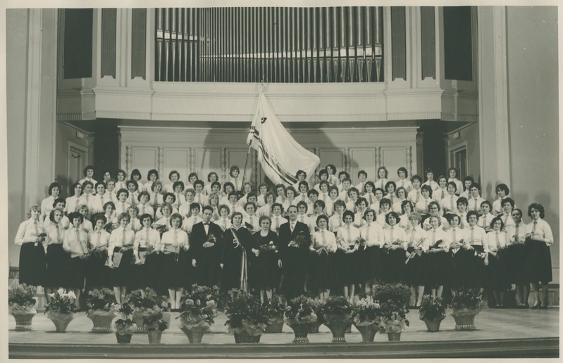 TPI Akadeemilise Naiskoori  aastapäeva kontsert "Estonia" kontserdisaalis, laval koor, ees keskel seisavad dirigendid lilledega, 1960.-ndad a.