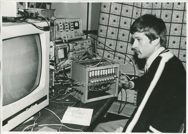 TPI raadiotehnika kateedri insener Sergei Morozov televisioonitehnika laboratooriumis, sept. 1981.a.