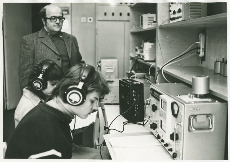 TPI raadiotehnika kateedri raadiomõõtmiste laboris, üliõpilased tutvumas mõõteriistadega magnetofoni fonogrammi abil, veebr. 1981.a.