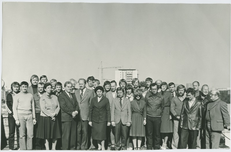 TPI raadiotehnika kateedri töötajad kateedri 15.aastapäeval, grupipilt, sept. 1981.a.