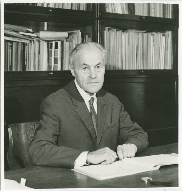 Prof. Leo Jürgenson kabinetis laua taga, jaan. 1981.a.