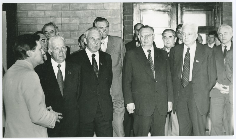 Näituse "TPI-lt ENSV rahvamajandusele" külalised TPI spordihoones, vasakult esimene rektor B. Tamm, teine EKP KK sekretär K. Vaino,  kolmas Klausson, 1979.a.