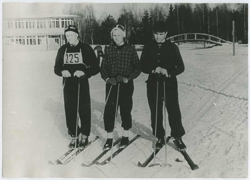 TPI mehaanikateaduskonna võidukas suusatamise teatevõistkond, vasakult Hermann, O. Tapupere ja H. Sauga, 1951.a.